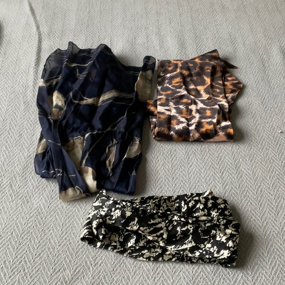 Lot of three scarfs. Good shape no tags. Faint smell of perfume - Picture 4 of 4